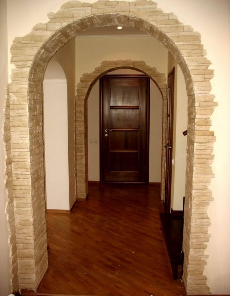Декоративен камък върху арки в интериора