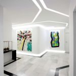 Lyse malerier i et hvitt interiør