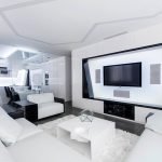 Λευκός γωνιακός καναπές και τραπέζι μπροστά από την τηλεόραση