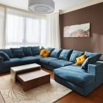 Blå sofa i et brunt interiør