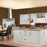 Cappuccino-väriset seinät yhdistettynä beige-kattoon keittiössä