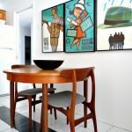 Cadeiras de madeira e mesa na cozinha