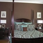Mobles de fusta fosca al dormitori