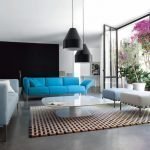 Blå sofa i stuen