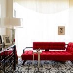 Rød sofa i stuen