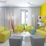 Gele muur in een lichte woonkamer