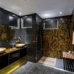 Articles plaqués or dans la salle de bain