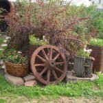 Roue de roue dans le jardin fleuri