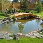 Jambatan di atas kolam