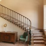 Vintažinio stiliaus interjeras su laiptais