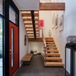 Petit hall d'entrée avec escalier