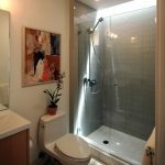 Sprchovací kút so skleneným zábradlím