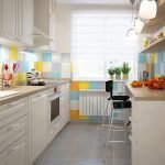 Tuiles colorées dans la cuisine