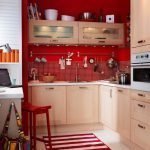 ผนังสีแดงในห้องครัว
