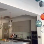 Fargede lysekroner på kjøkkenet
