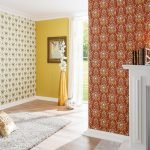 Kombinácia rôznych tapiet v dizajne obývacej izby