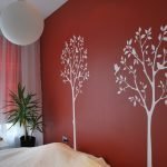 Vita träd på en röd vägg