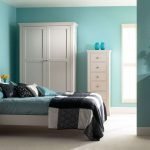 Die Kombination aus weißen Möbeln und blauen Wänden