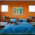 Плаве лампе у наранџастој спаваћој соби