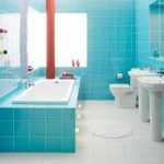 Kombinationen av varma och kalla färger i badrummet