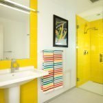 Geltonas vonios kambario dekoras