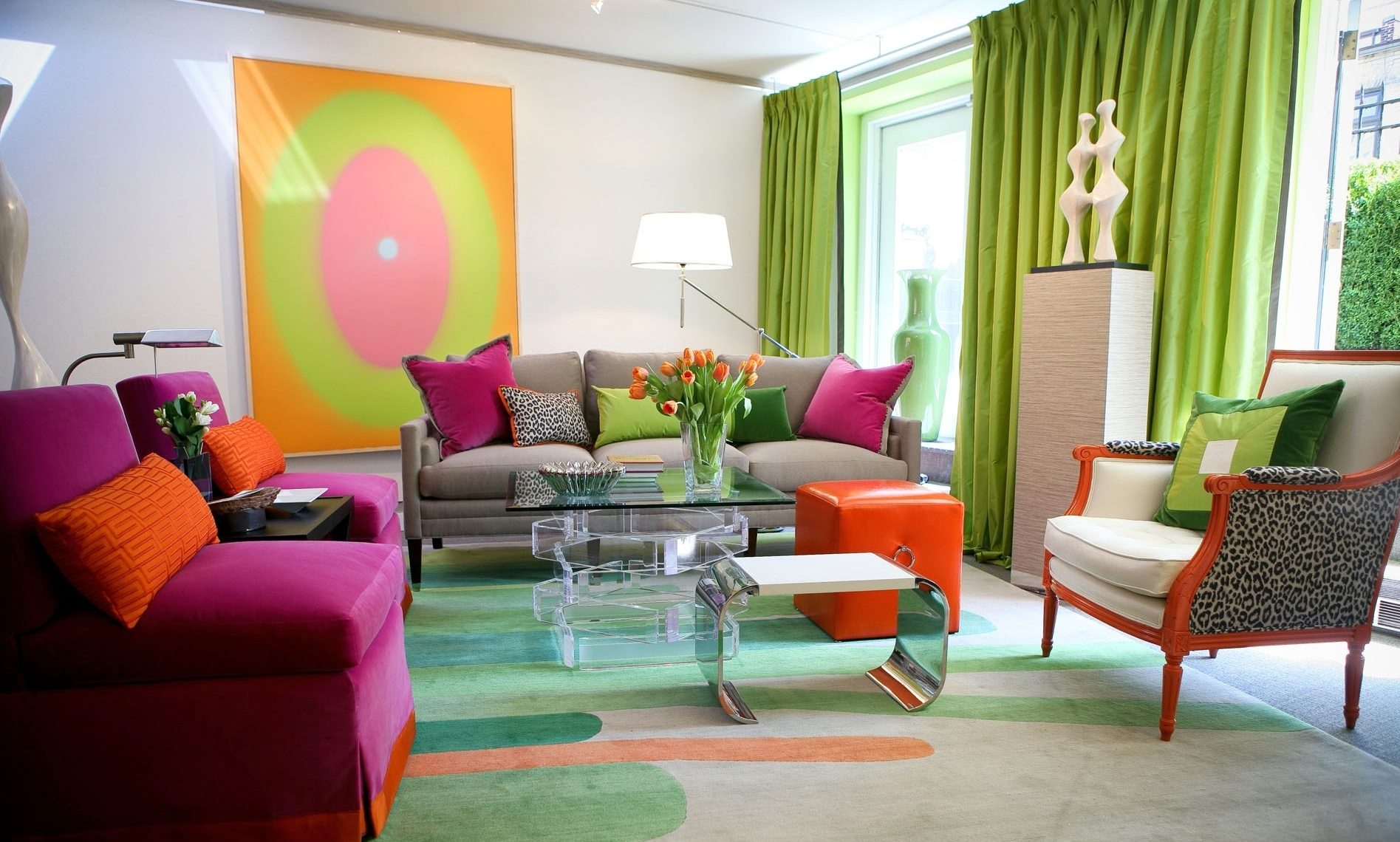 Oturma odasının dekorunda parlak renkler