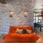Interieur mit orangefarbenem Sofa