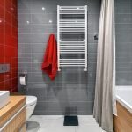 Комбинацията от червени и сиви плочки в банята