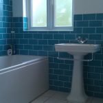 Blauwe tegel in de badkamer