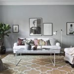 Sofa putih dengan bantal berwarna-warni
