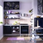 Projeto de cozinha em cores pretos e lilás.