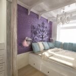 Лилава стена в дизайна на спалнята