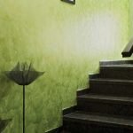 Grønn vegg nær trappa