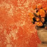 Oransje blomster på veggbakgrunn