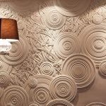 Cercles sur le mur de plâtre décoratif
