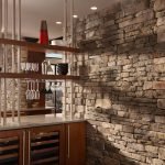 Virtuvė su dekoratyvinėmis akmens sienomis