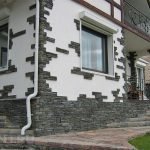 Pedra decorativa cinza na decoração de um edifício branco