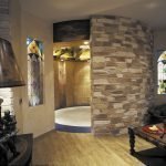 Návrh místnosti s dekorativní kamennou přepážkou