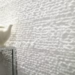 Hvit dekorativ stein på veggen