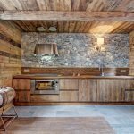 Wood and natural stone in the decoration of the room