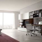 Grå og hvite møbler med skrivebord