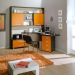 Pomarańczowe biurko komputerowe