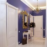 La combinazione di porte bianche e pareti blu