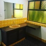 Keltainen ja suklaa kylpyhuoneen suunnittelussa