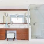Vonios kambarys su dideliu veidrodžiu ant sienos