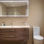 Miroir rectangulaire au dessus du lavabo dans la salle de bain