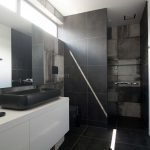 Черен умивалник в банята