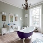 Salle de bain violette au centre de la pièce
