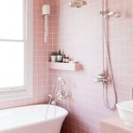 Vaaleanpunainen kylpyhuone