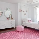 Kombinasjonen av hvitt og rosa i interiøret